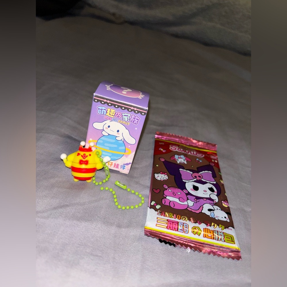 Moe Qu Family Blind Box Honeybee Pompompurin Keychain Collectible + Trade Cards